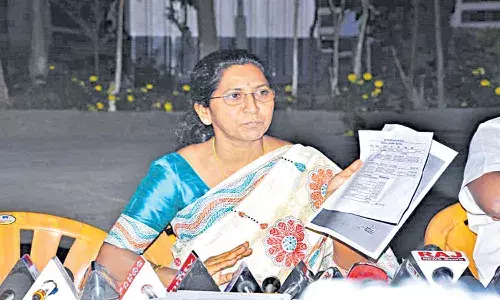 కేసు పెడతాం.. మెదక్ కలెక్టర్పై ఈటల సతీమణి ఆగ్రహం