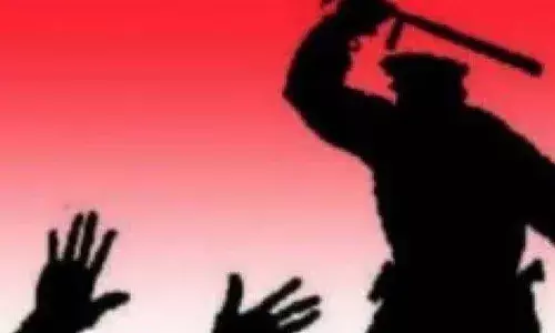 కస్టడీలో ఉన్న యువకుడికి బలవంతంగా మూత్రం తాగించి.. చిత్ర హింసలకు గురి చేసిన పోలీసులు