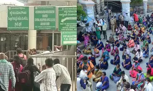 పారిశుద్ధ్య కార్మికుల ఆందోళనతో.. తిరుమల శ్రీవారి భక్తులకు తీవ్ర అవస్థలు..!