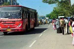 బస్సు రన్నింగ్లో ఉండగా డ్రైవర్కు గుండెపోటు.. 30 మంది ప్రయాణికుల్నికాపాడి కన్నుమూశాడు బస్సు రన్నింగ్లో ఉండగా డ్రైవర్కు గుండెపోటు.. 30 మంది ప్రయాణికుల్నికాపాడి కన్నుమూశాడు