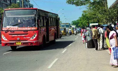 బస్సు రన్నింగ్లో ఉండగా డ్రైవర్కు గుండెపోటు.. 30 మంది ప్రయాణికుల్నికాపాడి కన్నుమూశాడు