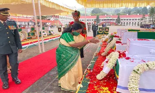 సూలూరు ఎయిర్బేస్కు జనరల్ బిపిన్ రావత్ భౌతికకాయం.. ప్రముఖుల నివాళులు