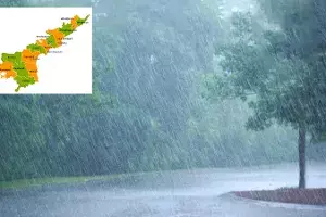 వెంటాడుతున్న వరుణుడు.. నేటి నుంచి ఏపీలో మూడు రోజుల పాటు వర్షాలు వెంటాడుతున్న వరుణుడు.. నేటి నుంచి ఏపీలో మూడు రోజుల పాటు వర్షాలు