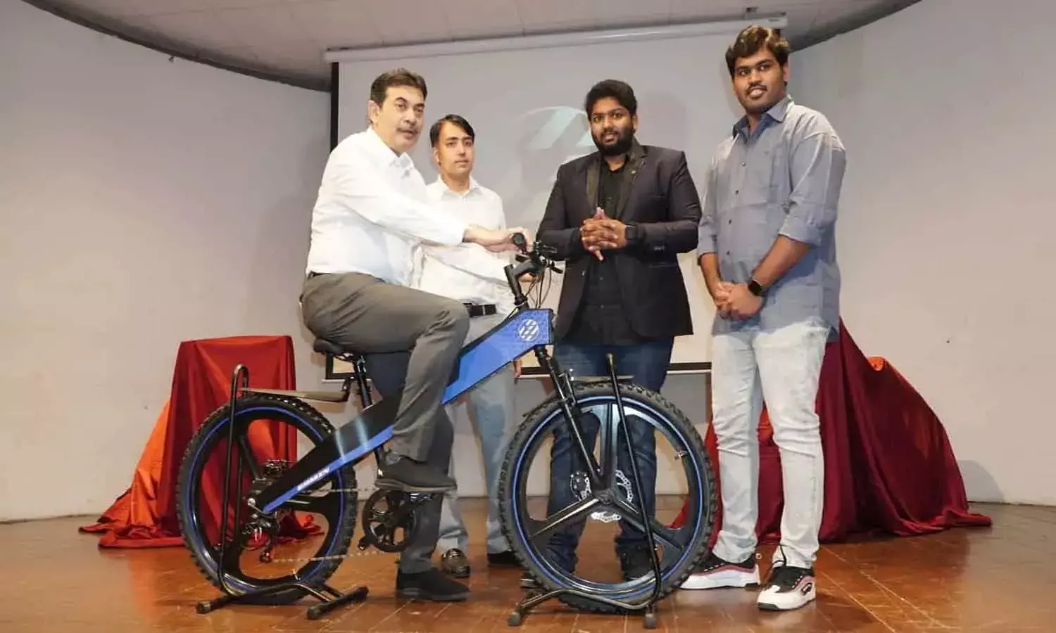 స‌రికొత్త టెక్నాలజీతో ఎల‌క్ట్రిక్ సైకిళ్లు వ‌చ్చేస్తున్నాయ్‌.. హైద్రాబాదీ కుర్రాళ్ల సృష్టి..!