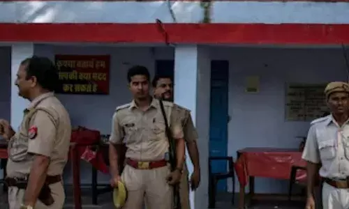 దారుణం : ప‌ట్ట‌ప‌గ‌లు మార్కెట్‌లో మ‌ర‌ద‌లి కుటుంబంపై గొడ్డ‌లితో విరుచుకుప‌డ్డ తండ్రికొడుకులు