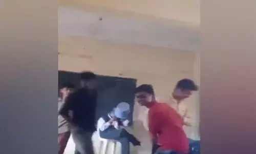 దారుణం.. క్లాస్ రూమ్లో ఉపాధ్యాయుడిపై విద్యార్థులు దాడి.. తలపై డస్ట్బిన్ వేసి