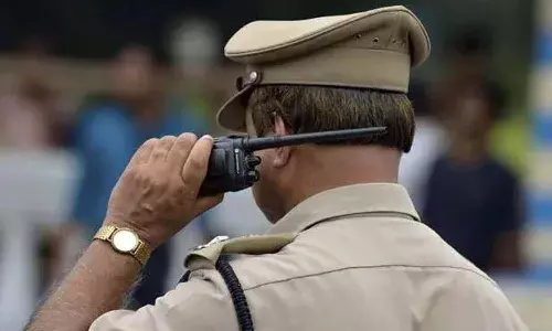 హెచ్చరించినా విన‌లేద‌ని.. పోలీసులనే అరెస్టు చేశారు.. కారణం గుట్కానే..