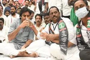 వైసీపీపై పవన్ విమర్శనాస్త్రాలు.. చేతకాని వాళ్లు చట్టసభల్లో కూర్చోవడం ఎందుకు..? వైసీపీపై పవన్ విమర్శనాస్త్రాలు.. చేతకాని వాళ్లు చట్టసభల్లో కూర్చోవడం ఎందుకు..?