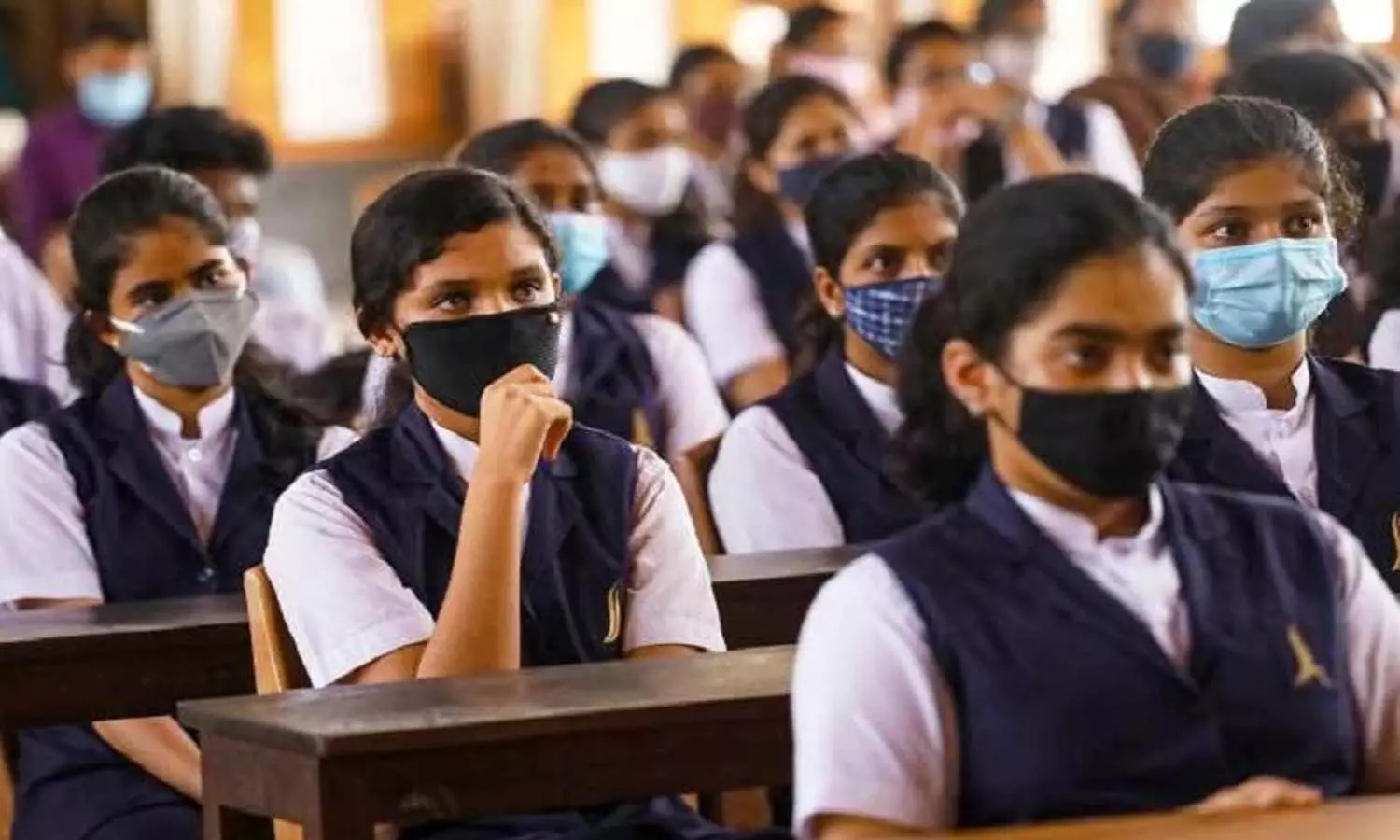 10 మంది విద్యార్థులకు కరోనా పాజిటివ్‌.. స్కూల్‌కు సీల్‌ వేసిన అధికారులు