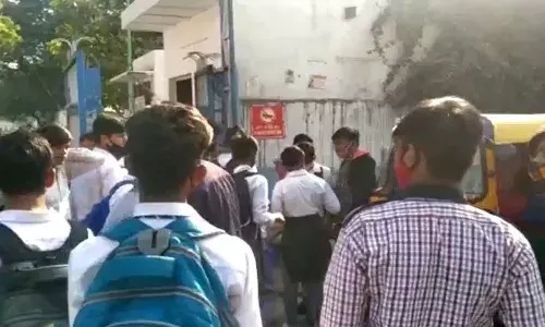 దారుణం.. స్కూల్ బయటకు రాగానే.. నలుగురు 10వ తరగతి విద్యార్థులను కత్తితో పొడిచి..