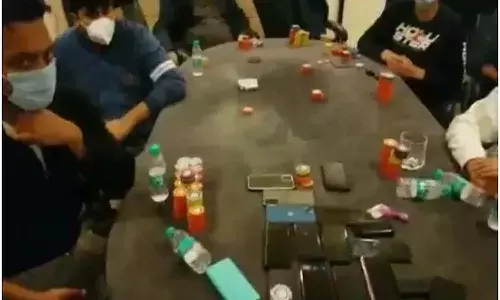 క్యాసినో న‌డుపుతున్న తండ్రీకొడుకులు.. ఏసీపీ పుత్ర‌ర‌త్నం కూడా ఉన్నాడు..