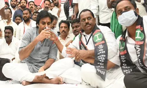 వైసీపీపై పవన్ విమర్శనాస్త్రాలు..  చేతకాని వాళ్లు చట్టసభల్లో కూర్చోవడం ఎందుకు..?