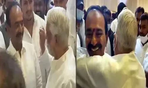 ఈటలను కౌగిలించుకున్న టీఆర్ఎస్‌ ఎంపీ