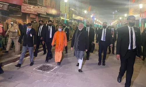 రాత్రి పూట వీధుల్లో తిరిగిన ప్రధాని మోదీ