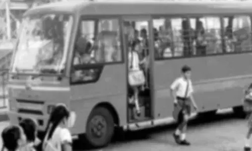 బస్సు టైర్ల కింద పడి చిన్నారి మృతి.. చాక్లెట్ తీసుకోబోయాడు.. కానీ క్షణాల్లో