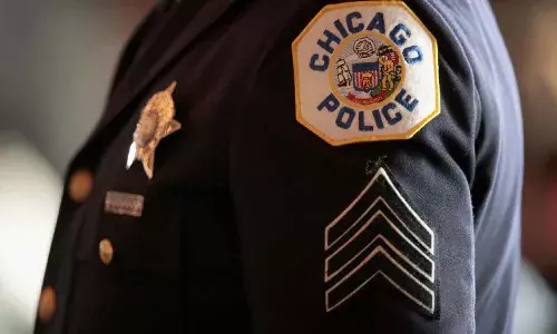 దారుణం : బట్టలు మార్చుకుంటున్న‌ మహిళను అలాగే అర‌గంట‌పాటు విచారించిన పోలీసులు..