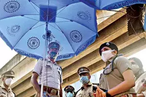 కేరళలో ట్రాఫిక్ పోలీసుల కోసం సోలార్ గొడుగులు.. మండే ఎండల నుండి ఉపశమనం కేరళలో ట్రాఫిక్ పోలీసుల కోసం సోలార్ గొడుగులు.. మండే ఎండల నుండి ఉపశమనం