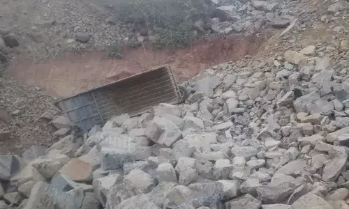 క్వారీలో టిప్పర్ బోల్తా.. ముగ్గురు దుర్మరణం