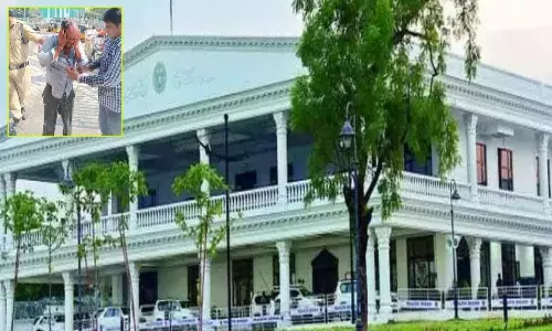 సీఎం క్యాంపు కార్యాలయం వద్ద కుటుంబం ఆత్మహత్యాయత్నం