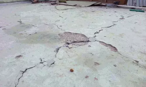 ఛార్జింగ్‌లో ఉన్న‌ స్కూటీ బ్యాటరీ పేలుడు.. ఒక‌రి మృతి.. స్లాబ్ పైకప్పుకు పగుళ్లు