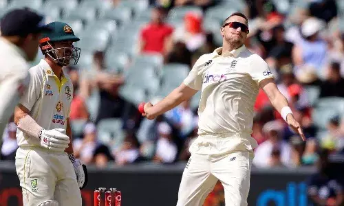 యాషెష్ టెస్ట్ మ్యాచ్ లో స్పిన్ బౌలింగ్ వేసిన ఫాస్ట్ బౌలర్..!