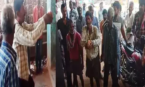 మద్యం దుకాణాల వద్ద మందుబాబుల పూజలు.. ఎందుకంటే..?