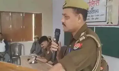 వాళ్లకు డబ్బు ఇస్తే పని జరగదు.. కానీ మేం తీసుకుంటే తప్పకుండా పని చేస్తాం.. లంచాల‌ను స‌మ‌ర్థించుకున్న‌ పోలీస్