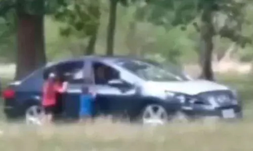 పిల్లలను కారు బయట ఉంచి.. ప్రియుడుతో తల్లి కారులో ఏమి చేస్తోందంటే..