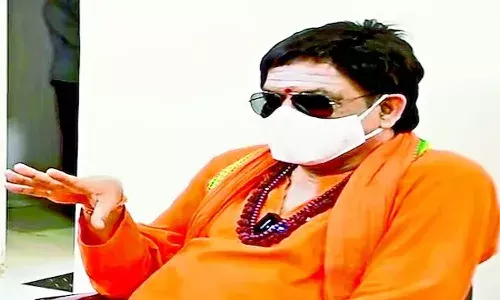 స్వామిజీ వేషంలో ఎమ్మెల్యే కన్నబాబు.. పలు గ్రామాల్లో పర్యటన.. ప్రజా సమస్యలపై ఆరా.!