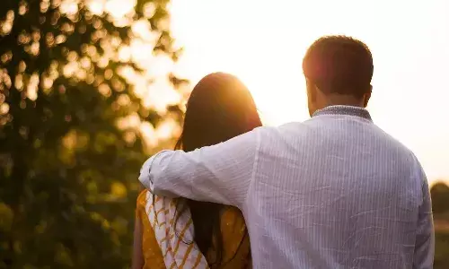 భర్తలను వదిలేసి ఇంట్లో పనిచేసే తాపీ మేస్త్రీలతో పారిపోయిన ఇద్దరు మహిళలు..!