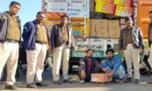 పోలీసులు చాకొలేట్ బాక్స్ లను ఓపెన్ చేయగా..!