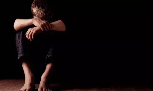 ప్రేమించాడని.. యువకుడి ప్రైవేట్ పార్ట్ని కోసి.. కాలువలో పడేశారు