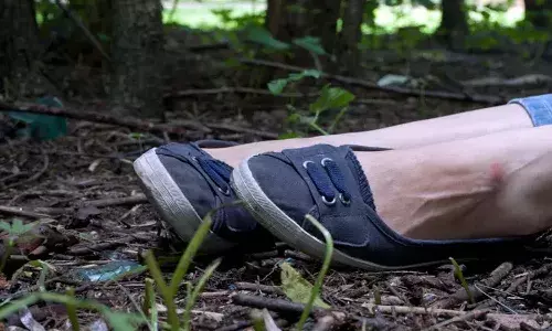 తక్కువ కులం వ్యక్తితో అఫైర్ నడిపిందని.. చెల్లిని గొంతుకోసి చంపిన సోదరులు