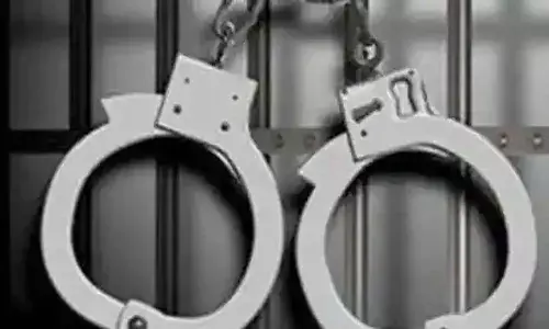 ఇద్దరు యువకులను నగ్నంగా ఊరేగింపు.. ఇద్దరు అరెస్ట్