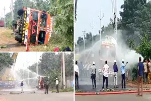 బోల్తా పడిన ట్యాంకర్.. లీక్ అవుతున్న గ్యాస్ బోల్తా పడిన ట్యాంకర్.. లీక్ అవుతున్న గ్యాస్