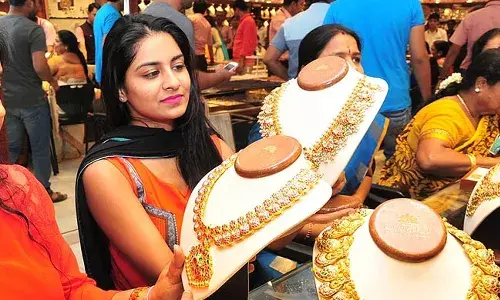 స్వల్పంగా పెరిగిన బంగారం ధర