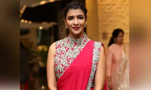 టికెట్ కోసం కిడ్నీ అమ్ముకోవాల్సి వచ్చింది.. వైరల్గా మారిన మంచులక్ష్మి ట్వీట్