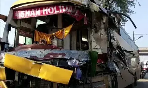 ఘోర బస్సు ప్రమాదం.. ఐదుగురు మృతి, మరో 8 మందికి తీవ్ర గాయాలు