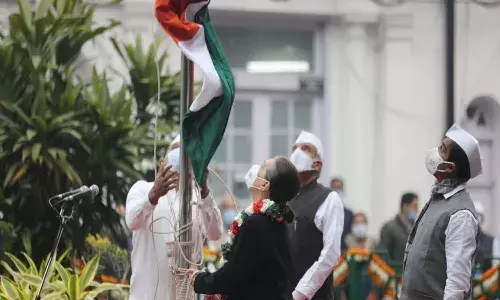ఎగురవేస్తుండగా కిందపడపోయిన జెండాను.. తన చేతులతో పట్టుకున్న సోనియా గాంధీ