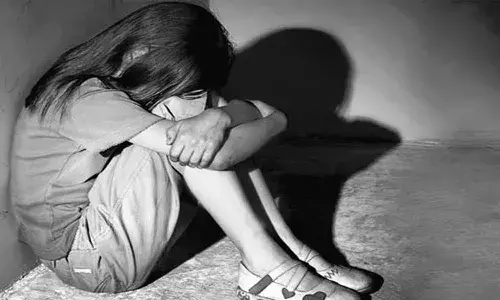 నిద్రిస్తున్న 12 ఏళ్ల కూతురిపై తండ్రి అత్యాచారం.. అది చూసిన తల్లి గట్టిగా కేకలు వేయడంతో..