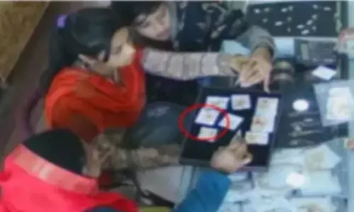 ముగ్గురు మహిళలు.. ఎంత ఈజీగా బంగారం దోచేశారంటే..!