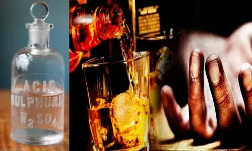 మద్యం అనుకుని యాసిడ్ తాగేశారు.. ముగ్గురు మృతి