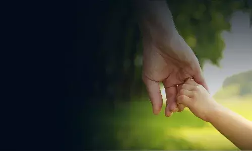 మైనర్ కుమార్తెలను అమ్మేసిన తండ్రి..