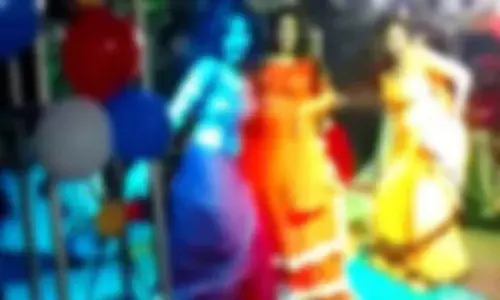 చిన్నారి పుట్టినరోజు వేడుకల్లో బార్ గర్ల్స్ తో డ్యాన్స్ ప్రోగ్రాం.. పోలీసుల ఎంట్రీతో..