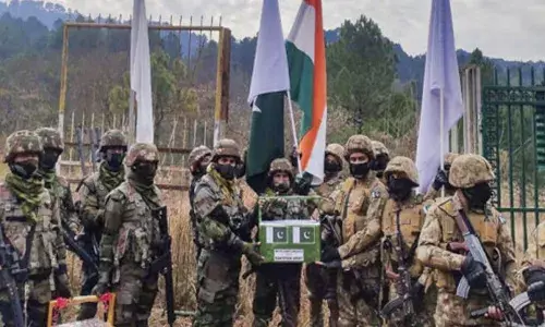 స్వీట్లు పంచుకున్న భారత్-పాక్ సైనికులు.. చైనా కూడా