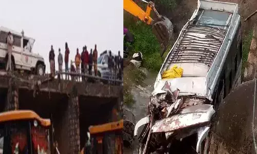 నదిలో పడ్డ ప్యాసింజర్ బస్సు.. ముగ్గురు మృతి