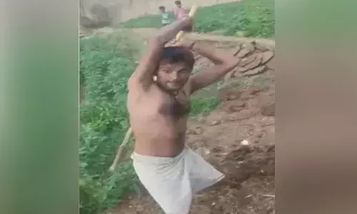 అందరూ చూస్తుండగానే మేనత్తను చితకబాదాడు