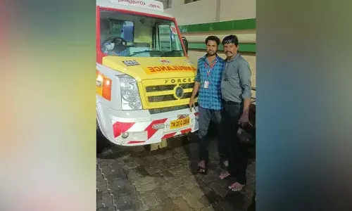 చెన్నైలో భారీ వర్షం.. 4 కి.మీలు అంబులెన్స్కు దారి ఏర్పాటు చేసిన బ్యాంక్ మేనేజర్