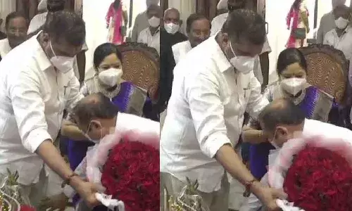 మంత్రి దంపతుల కాళ్లకు.. దండం పెట్టిన జాయింట్‌ కలెక్టర్‌