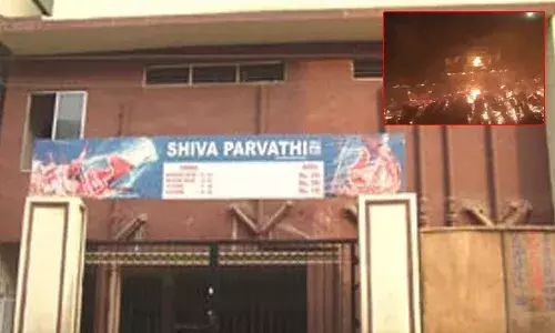 కూకట్పల్లి శివపార్వతి థియేటర్లో భారీ అగ్నిప్రమాదం.. కుప్పకూలిన పై కప్పు